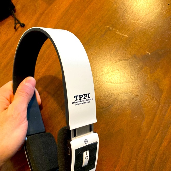 Bluetooth Headsets barely used. - Picture 2 of 3